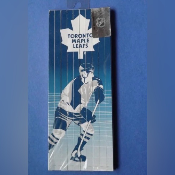NHL TORONTO MAPLE LEAFS 10 PENCIL CRAYONS - Picture 4 of 11
